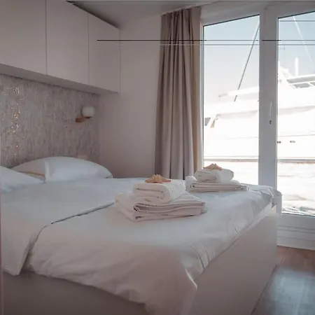 Marinavita - A Floating House *